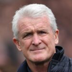 A lenda do Man Utd, Mark Hughes, deixa o Carlisle United depois de não conseguir garantir a promoção