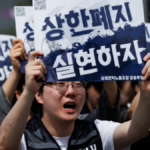 Funcionários da Samsung Electronics Co. entoam slogans durante um comício antes de uma greve, marcada para 21 de maio, fora da fábrica de semicondutores da empresa em Pyeongtaek, Coreia do Sul, na quinta-feira, 23 de abril de 2026.