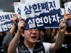 A liminar da Samsung bloqueia parcialmente a iminente greve dos trabalhadores. Mas ainda não acabou. Funcionários da Samsung Electronics Co. entoam slogans durante um comício antes de uma greve, marcada para 21 de maio, fora da fábrica de semicondutores da empresa em Pyeongtaek, Coreia do Sul, na quinta-feira, 23 de abril de 2026.