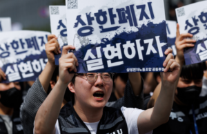 A liminar da Samsung bloqueia parcialmente a iminente greve dos trabalhadores. Mas ainda não acabou. Funcionários da Samsung Electronics Co. entoam slogans durante um comício antes de uma greve, marcada para 21 de maio, fora da fábrica de semicondutores da empresa em Pyeongtaek, Coreia do Sul, na quinta-feira, 23 de abril de 2026.
