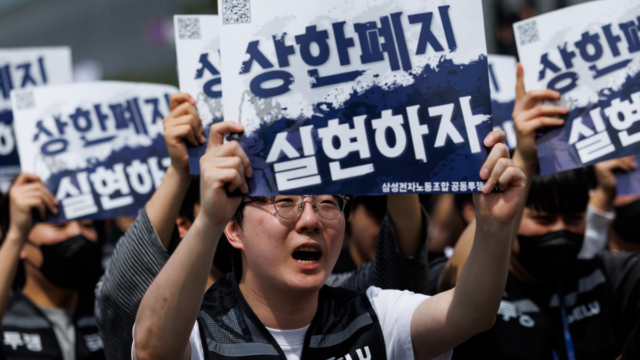 Funcionários da Samsung Electronics Co. entoam slogans durante um comício antes de uma greve, marcada para 21 de maio, fora da fábrica de semicondutores da empresa em Pyeongtaek, Coreia do Sul, na quinta-feira, 23 de abril de 2026.