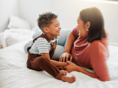 A maçã de US$ 1 que mudou a forma como os filhos de uma mãe contam a verdade Stock image: a loving mother teaches her son to talk in a bedroom at home.