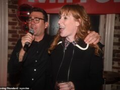 A machucada Angela Rayner critica Starmer por bloquear o retorno de seu amigo Andy Burnham Camaradas de armas: Angela Rayner com seu amigo Andy Burnham na Conferência do Partido Trabalhista em Brighton