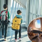 Jantar de primeira classe em um voo da Cathay Pacific com torradas, frutas, bebidas e geleias, ao lado de três janelas de avião.
