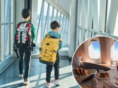 A mãe de Nova York se recusa a colocar crianças ‘privilegiadas’ na primeira classe para construir o caráter – e as pessoas têm muito a dizer sobre isso Jantar de primeira classe em um voo da Cathay Pacific com torradas, frutas, bebidas e geleias, ao lado de três janelas de avião.