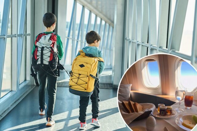 Jantar de primeira classe em um voo da Cathay Pacific com torradas, frutas, bebidas e geleias, ao lado de três janelas de avião.
