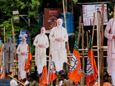 A maior democracia do mundo está prestes a se tornar um estado de partido único O primeiro-ministro Narendra Modi (centro) acena para os apoiadores que comemoram a vitória do BJP nas eleições para a assembleia estadual recentemente realizadas.