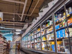 A maior rede de supermercados da América reduz os preços de milhares de itens à medida que a guerra por preços acessíveis aumenta Exposição de cerveja.