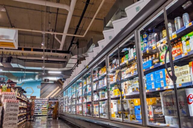 A maior rede de supermercados da América reduz os preços Exposição de cerveja.