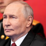 Pavel Bednyakov/AP - FOTO: O presidente russo, Vladimir Putin, participa do desfile militar do Dia da Vitória em Moscou, 9 de maio de 2026, durante as comemorações do 81º aniversário da vitória da União Soviética sobre a Alemanha nazista durante a Segunda Guerra Mundial.