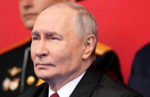 A maré está começando a virar contra Putin na Ucrânia? ANÁLISE Pavel Bednyakov/AP - FOTO: O presidente russo, Vladimir Putin, participa do desfile militar do Dia da Vitória em Moscou, 9 de maio de 2026, durante as comemorações do 81º aniversário da vitória da União Soviética sobre a Alemanha nazista durante a Segunda Guerra Mundial.