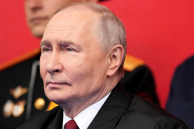 Pavel Bednyakov/AP - FOTO: O presidente russo, Vladimir Putin, participa do desfile militar do Dia da Vitória em Moscou, 9 de maio de 2026, durante as comemorações do 81º aniversário da vitória da União Soviética sobre a Alemanha nazista durante a Segunda Guerra Mundial.