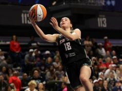 A ‘maturidade’ da novata Pauline Astier impressiona Liberty, já que ela já se junta a uma empresa selecionada da WNBA Pauline Astier nº 18 do New York Liberty vai até a cesta.