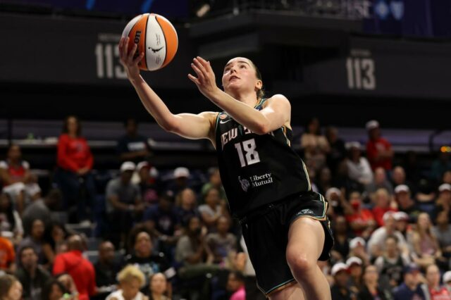 Pauline Astier nº 18 do New York Liberty vai até a cesta.