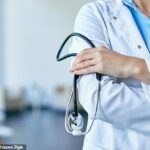 A médica júnior Dra. Preethi Suresh foi suspensa por 12 meses depois de mentir descaradamente para o NHS, alegando que participou de um dia de treinamento obrigatório enquanto caminhava pelo corredor de seu próprio casamento (foto de banco de imagens)