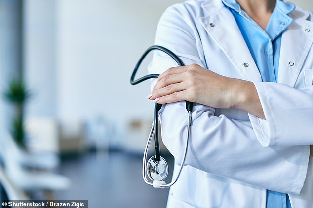 A médica júnior Dra. Preethi Suresh foi suspensa por 12 meses depois de mentir descaradamente para o NHS, alegando que participou de um dia de treinamento obrigatório enquanto caminhava pelo corredor de seu próprio casamento (foto de banco de imagens)