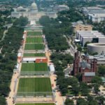 A Grande Feira Estadual Americana da Construction for Freedom 250 no National Mall é vista do Monumento a Washington em 29 de maio de 2026, em Washington, DC.