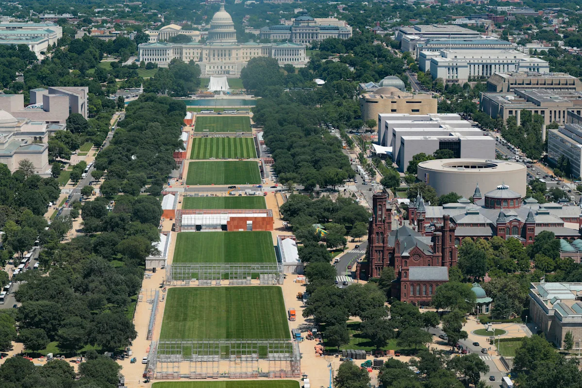 A Grande Feira Estadual Americana da Construction for Freedom 250 no National Mall é vista do Monumento a Washington em 29 de maio de 2026, em Washington, DC.