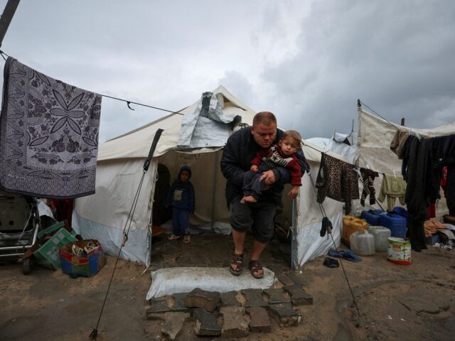 À medida que o verão se aproxima, as doenças de pele espalham-se pelos campos de refugiados de Gaza
