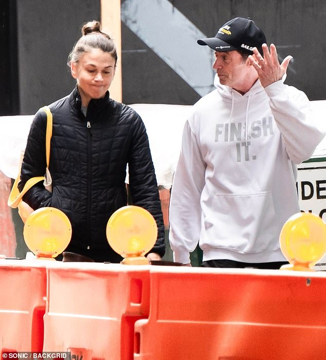 Hugh Jackman aparentemente enviou uma mensagem velada para sua ex-esposa Deborra-Lee Furness depois que ela pediu para conhecer sua nova namorada, Sutton Foster.