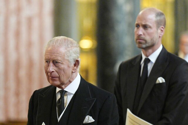 A monarquia do rei Carlos sobreviverá? O que os dados King Charles III and Prince William leave Westminster Cathedral in London, England, on September 16, 2025.