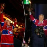 Claude Lemieux segura uma tocha ao entrar na arena antes do jogo 3 da série de playoffs da final da Conferência Leste da NHL, Stanley Cup, entre Canadiens e Carolina Hurricanes, segunda-feira, 25 de maio de 2026, em Montreal.