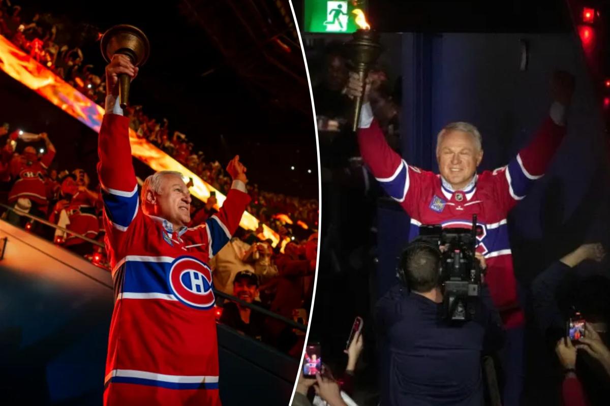 Claude Lemieux segura uma tocha ao entrar na arena antes do jogo 3 da série de playoffs da final da Conferência Leste da NHL, Stanley Cup, entre Canadiens e Carolina Hurricanes, segunda-feira, 25 de maio de 2026, em Montreal.