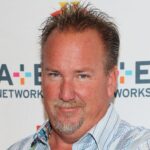 A morte de Star Darrell Sheets de 'Storage Wars' foi oficialmente considerada suicídio, as alegações de cyberbullying permanecem sob investigação