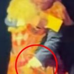 O chefe do 2HD, Guy Ashford, é fotografado agarrando a vencedora do prêmio Cheralyn Darcey pelas costas durante um abraço no palco no Australian Audio Awards