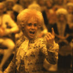 A nova minissérie ‘Amadeus’ na Starz nos faz pensar: o que aconteceu com Tom Hulce, o Mozart original do filme de 1984?