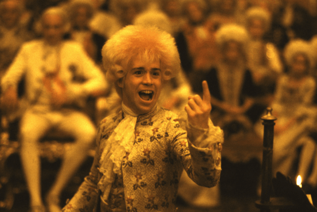 A nova minissérie ‘Amadeus’ na Starz nos faz pensar: o que aconteceu com Tom Hulce, o Mozart original do filme de 1984?
