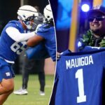 Os jogadores do New York Giants, Francis Mauigoa (65) e Derrick Graham (76) durante o treino de futebol.