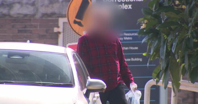 A ostentação do telefone fez com que o assassino mais A ostentação do telefone fez com que o assassino mais jovem da Austrália fosse preso novamente