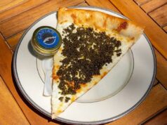 A pizzaria da Filadélfia vende fatias de US$ 55 cobertas com caviar, servidas em prato de ouro com colher de lembrança A pizzaria da Filadélfia vende fatias de US$ 55 cobertas com caviar, servidas em prato de ouro com colher de lembrança