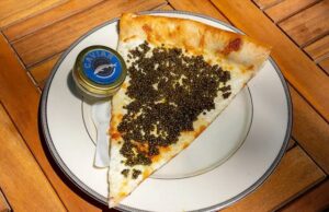 A pizzaria da Filadélfia vende fatias de US$ 55 cobertas com caviar, servidas em prato de ouro com colher de lembrança A pizzaria da Filadélfia vende fatias de US$ 55 cobertas com caviar, servidas em prato de ouro com colher de lembrança