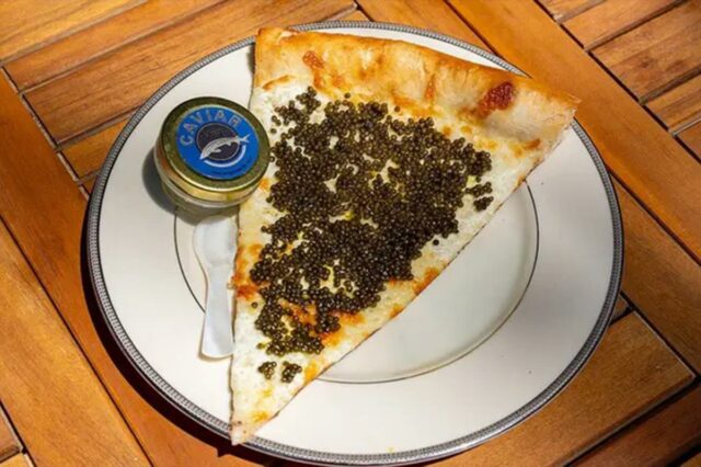 A pizzaria da Filadélfia vende fatias de US$ 55 cobertas com caviar, servidas em prato de ouro com colher de lembrança
