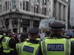 A polícia de Londres saiu em força para lidar com comícios rivais e uma final de futebol A polícia de Londres saiu em força para lidar com comícios rivais e uma final de futebol