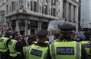 A polícia de Londres saiu em força para lidar com comícios rivais e uma final de futebol A polícia de Londres saiu em força para lidar com comícios rivais e uma final de futebol