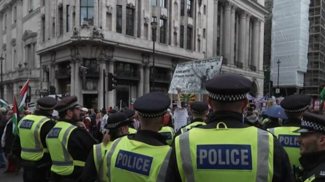 A polícia de Londres saiu em força para lidar com comícios rivais e uma final de futebol
