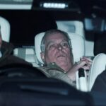 Os detetives que investigam Andrew Mountbatten-Windsor estão supostamente buscando arquivos da Met Police relacionados à acusadora do ex-príncipe, Virginia Giuffre (Andrew é fotografado após sua prisão em fevereiro)