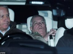 A polícia que investiga Andrew Mountbatten-Windsor por ‘crimes sexuais’ irá ‘buscar os arquivos da última acusadora Virginia Giuffre’ Os detetives que investigam Andrew Mountbatten-Windsor estão supostamente buscando arquivos da Met Police relacionados à acusadora do ex-príncipe, Virginia Giuffre (Andrew é fotografado após sua prisão em fevereiro)