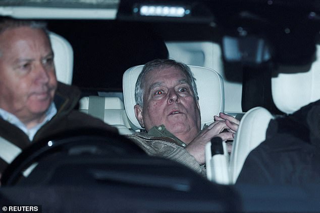 Os detetives que investigam Andrew Mountbatten-Windsor estão supostamente buscando arquivos da Met Police relacionados à acusadora do ex-príncipe, Virginia Giuffre (Andrew é fotografado após sua prisão em fevereiro)