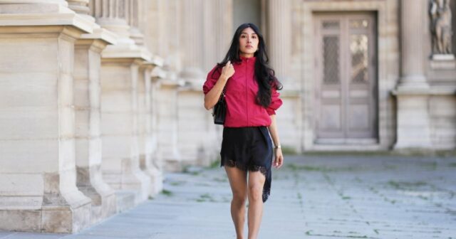 A primavera de 2026 é a estação dos lindos detalhes PARIS, FRANÇA - 05 DE MAIO: Ketevan Giorgadze @katie.one usa um minivestido babydoll rosa sem mangas com bordado
