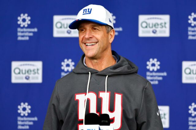A promessa de John Harbaugh de começar a chutar a O técnico do New York Giants, John Harbaugh, falando em entrevista coletiva.