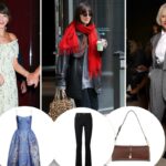 Uma mulher usa um vestido midi azul com estampa floral de sereia e salto nude.