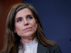 A proposta de Nancy Mace tem como alvo legisladores estrangeiros – quem seria afetado? U.S. Rep. Nancy Mace (R-SC) speaks to the media after attending Congressional briefings on Iran at the U.S. Capitol on March 3, 2026 in Washington, DC. Trump administration Cabinet officials will be briefing all lawmakers in the House and Senate on U.S. and Israeli attacks on Iran.