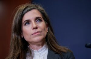 A proposta de Nancy Mace tem como alvo legisladores estrangeiros – quem seria afetado? U.S. Rep. Nancy Mace (R-SC) speaks to the media after attending Congressional briefings on Iran at the U.S. Capitol on March 3, 2026 in Washington, DC. Trump administration Cabinet officials will be briefing all lawmakers in the House and Senate on U.S. and Israeli attacks on Iran.