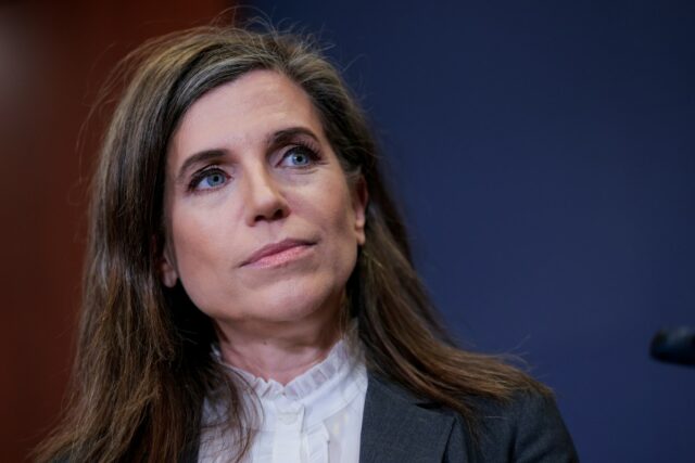 A proposta de Nancy Mace tem como alvo legisladores estrangeiros U.S. Rep. Nancy Mace (R-SC) speaks to the media after attending Congressional briefings on Iran at the U.S. Capitol on March 3, 2026 in Washington, DC. Trump administration Cabinet officials will be briefing all lawmakers in the House and Senate on U.S. and Israeli attacks on Iran.