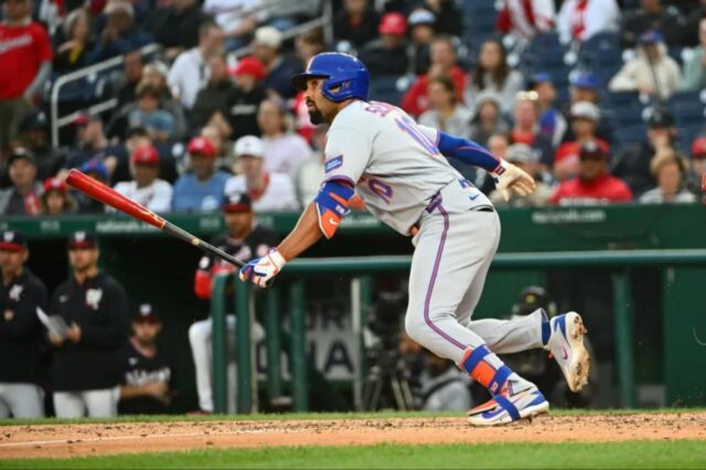 O segunda base do Mets, Marcus Semien (10), escolhe contra o Washington Nationals durante a nona entrada no Nationals Park.
