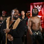 Xavier Woods e Kofi Kingston (New Day) com Grayson Waller no ringue durante Monday Night RAW